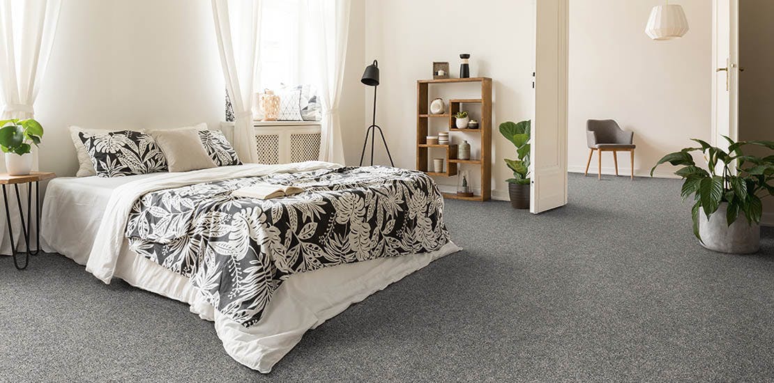 Luxury Saxony carpet in bedroom